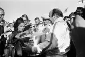 Eartha Kitt överlämnar segerbucklan på Kanonloppet i Karlskoga, 1968-08-11