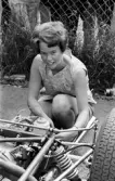 Kvinnlig mekaniker på Kanonloppet i Karlskoga, 1968-08-11