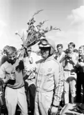 Wisell höjer segerkvasten efter Kanonloppet i Karlskoga, 1968-08-11