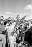Läsk och blomsterkvast efter Kanonloppet i Karlskoga, 1968-08-11