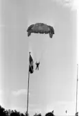 Fallskärmshoppare på Kanonloppet i Karlskoga, 1968-08-11