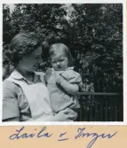 Bild på Laila och Inger, sommaren 1958.