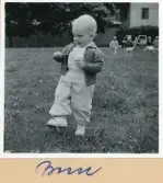 Bild på Bosse med andra barn i bakgrunden, sommaren 1958.