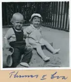 Bild på Thomas och Eva i sandlådan, sommaren 1958.