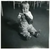 Bild på Anneli som leker med en plastflaska, sommaren 1958.