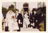 Bröllopsbild på Monica och Sven med sällskap utanför kyrkan, 1959.