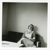 Fotografi på en barnsköterska som kanske tar en paus, 1963.