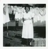 Fotografi på Märta som hänger tvätt på Lilla Källbäck.