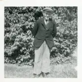 Fotografi på en man vid namn Westberg ståendes framför en buske.