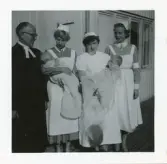 Foto med Michel och Nils-Åke på deras dopdag samt pastor Bäckström och tre barnsköterskor.