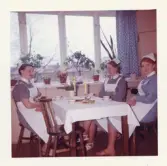 Fotografi på personal på Lilla Källbäck, Maj-Lis, Ingrid och Kristina som tar en fikarast, påsken 1962.