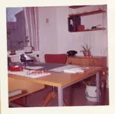 Fotografi på kontoret med skrivbord, telefon, kontorsstol mm. vid Lilla Källbäck, påsken 1962.