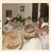 Fotografi på lucia med fika vid Lilla Källbäck, 1968.