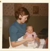 Fotografi på en kvinna som matar ett barn.
Text vid fotot: 