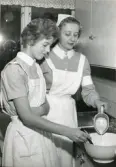 Fotografi på första barnsköterskekursen 1:a september 1959, full fart i mjölkköket.