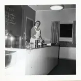 Fotografi på en barnsköterska i teorilokalen på Lilla Källbäck, färdig att användas 1:a september 1962.