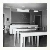 Fotografi på teorilokalen på Lilla Källbäck, färdig att användas 1:a september 1962.