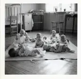 Fotografi på en grupp med bebisar som ligger på en filt i Lilla Källbäck.