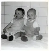 Fotografi på Maud och Urban sittandes, troligen på ett skötbord, och håller om varandra i Lilla Källbäck.