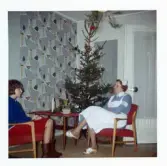 Fotografi på en barnsköterska och Inger på besök, julen 1962 på Lilla Källbäck.