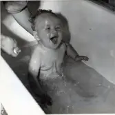 Fotografi på en glad Bengt-Åke som badas.