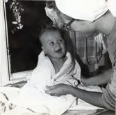 Fotografi på Bengt-Åke efter ett bad, inlindad i ett badlakan.