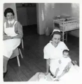 Fotografi på två barnsköterskor varav den ena är Barbro Holmström, maj 1960.