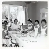 Fotografi på barnsköterskor som intar frukost vid Lilla Källbäck.