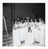 Fotografi på ett luciatåg bestående av Juliette Lagosanto, Britt-Marie Berg, Cecilia Löfstedt, Elisabeth Hägg-Ankarcrona, Anne-Marie ? Gunilla Lundberg, Anita Hulthen, Gunnel Lindberg, Chatarina Löfstedt och Irene Härdin, 1960.