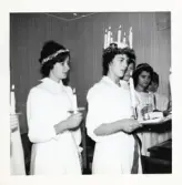 Fotografi på luciafirande med lucia och tärnor vid Lilla Källbäck.