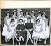 Fotografi på elever vid den andra barnsköterskekursen 1960.