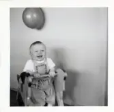 Fotografi på lilla killen sittandes i en gunghäst 