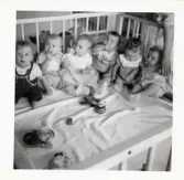 Fotografi på barnen vid Lilla Källbäck sittande i en lekhage.