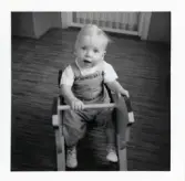 Fotografi på lilla Nils-Åke sittande i en gunghäst.