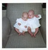 Fotografi på Susanne och Anette sittande bredvid varandra i en fåtölj.