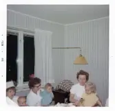 Foto på kvinnor och barn med text vid kortet:  