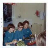 Fotografi på personal som fikar i köket på Lilla Källbäck.