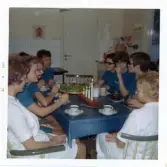 Fotografi på personal som fikar i köket på Lilla Källbäck.