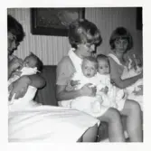 Fotografi på barnsköterskor som sköter om barn i Lilla Källbäck.