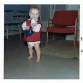 Fotografi på ett barn som leker i Lilla Källbäck.