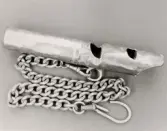 Visselpipa i mässing.