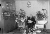 August Johansson med blommor och presenter i hemmet, Väsby, Alunda, Uppland 1945
