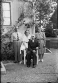 Familj utanför bostadshus, Skeberga, Stavby, Uppland 1945