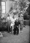 Familj utanför bostadshus, Skeberga, Stavby, Uppland 1945