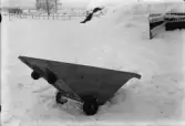 Skottkärra av trä i snön, Jönninge, Stavby, Uppland