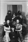 Knutgubbar - tjugondagknutfirande med maskerad hos familjen Andersson i Marma, Alunda socken, Uppland 1946