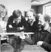 Bilden tagen i samband med dendrokronologisk provtagning av Björkebåten. Losstagande av provbit.
Ylva Holmgren, Peder Mellander, Carl-Magnus Gagge, Länsmuseet Gävleborg, och Lars Lövstrand, Uppsala.