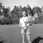 SM i gång på Värendsvallen, 1943.
May Bengtsson med blombukett efter sin vinst i 5000 meter gång för damer.
