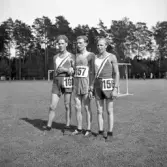 SM i gång på Värendsvallen, 1943.
Medaljörerna i 10km-loppet för juniorer i gång.