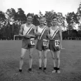 SM i gång på Värendsvallen, 1943.
Vinnarna av juniorguldet för lag, 10 km. Växjö AIS, Vais.